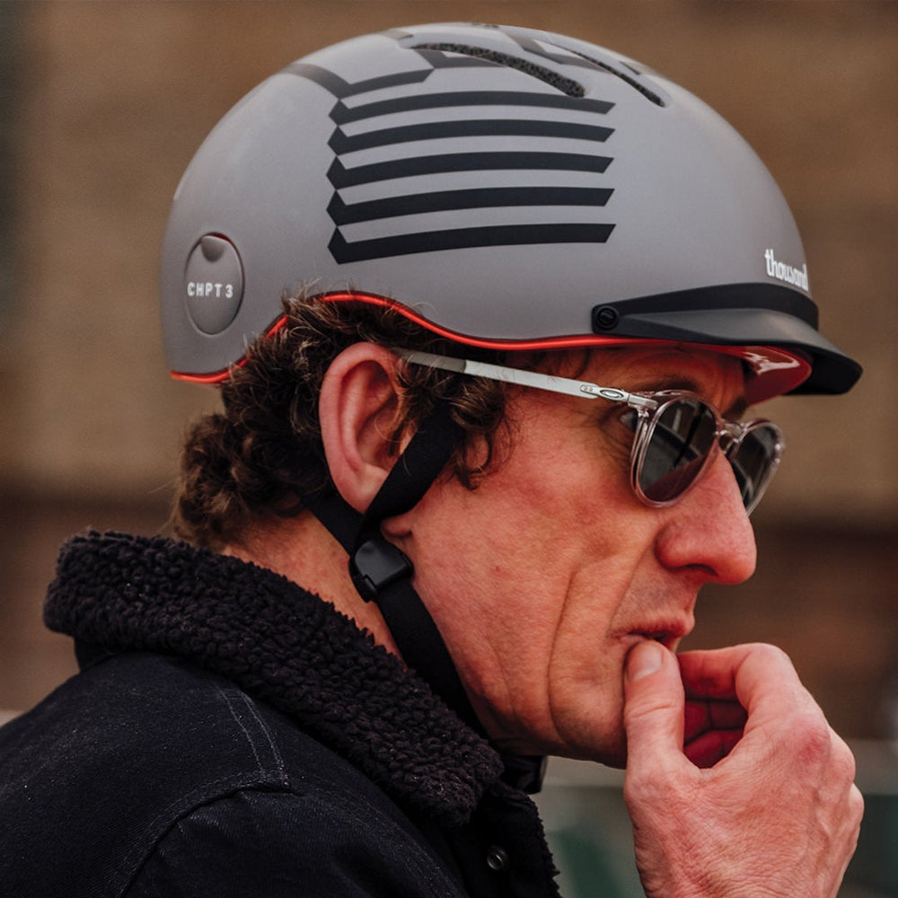 Casque Vélo Thousand Chapter Barrivell x CHPT3 Edition Limitée Grise mannequin homme