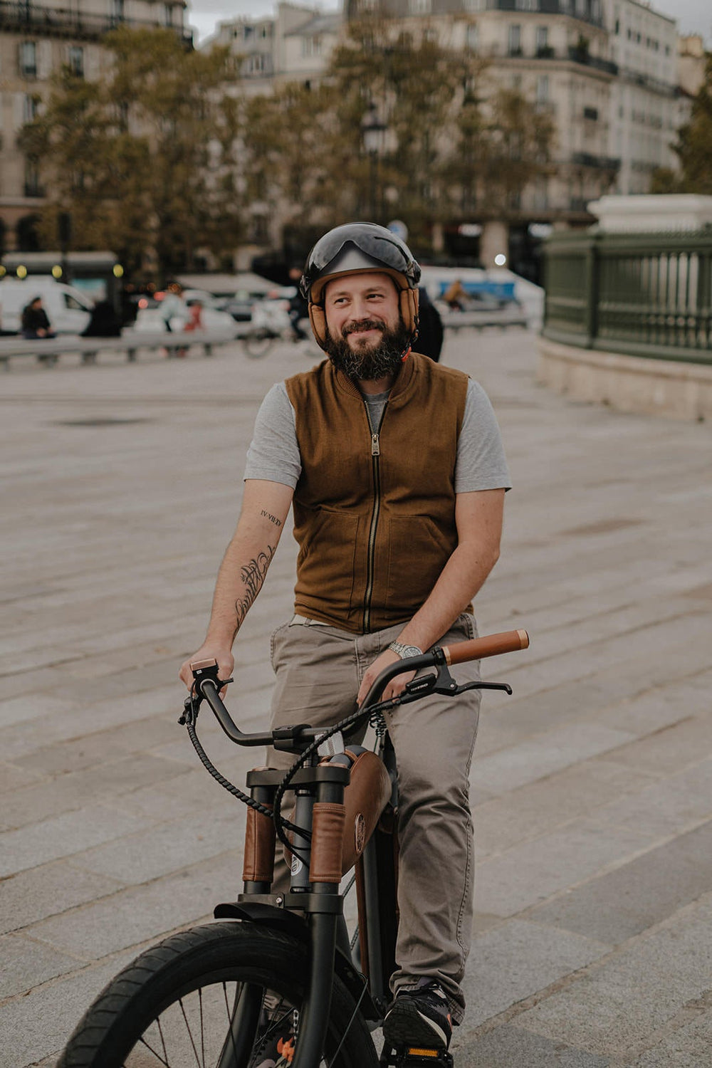 Casque Vélo Urbain Mârkö Helmet Tandem Gris Titanium porté par un homme sur un vélo vintage